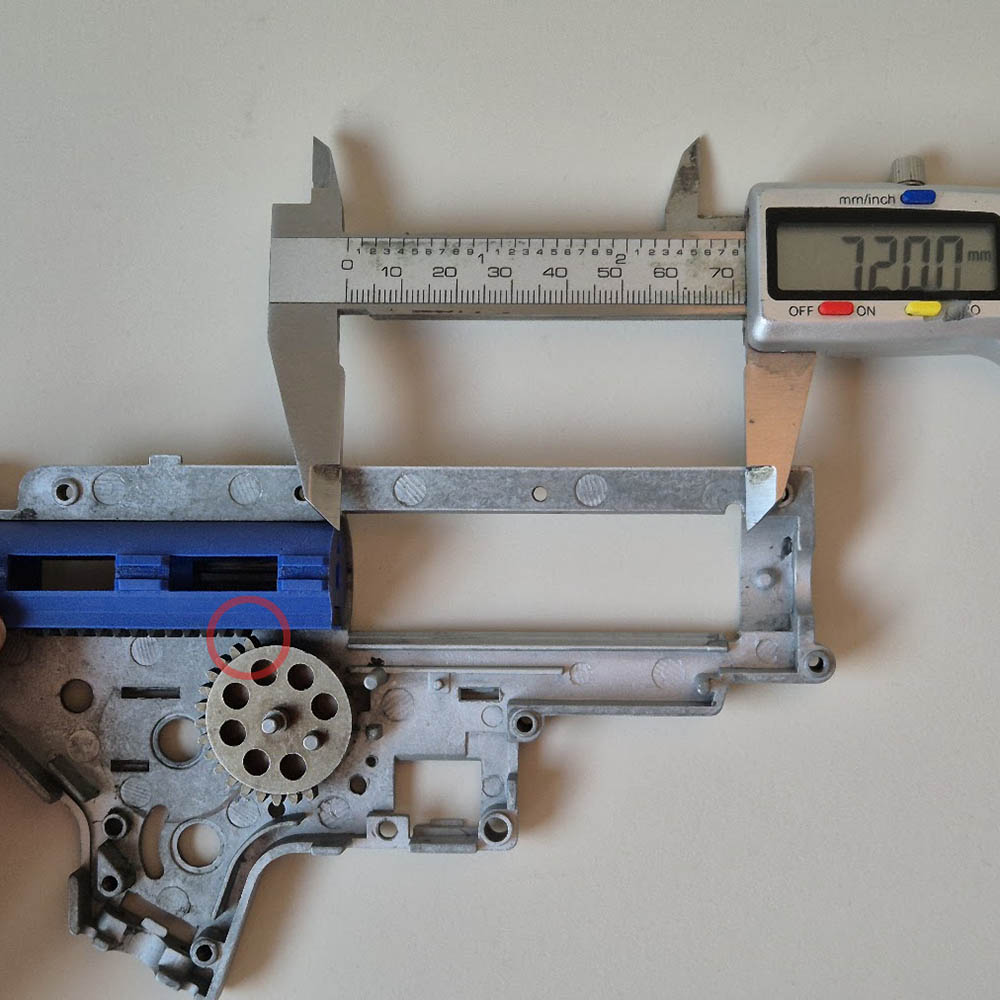 Measuring the cylinder seat length in one gearbox half with a caliper: 72.00 mm
