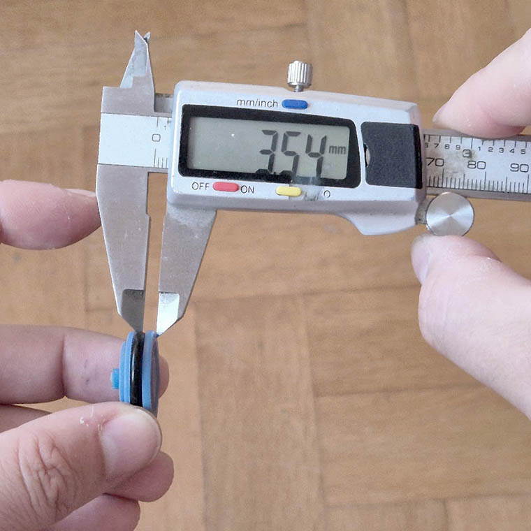 Misurazione dell'offset dell'O-ring dalla faccia del pistone con il calibro: 3.54 mm